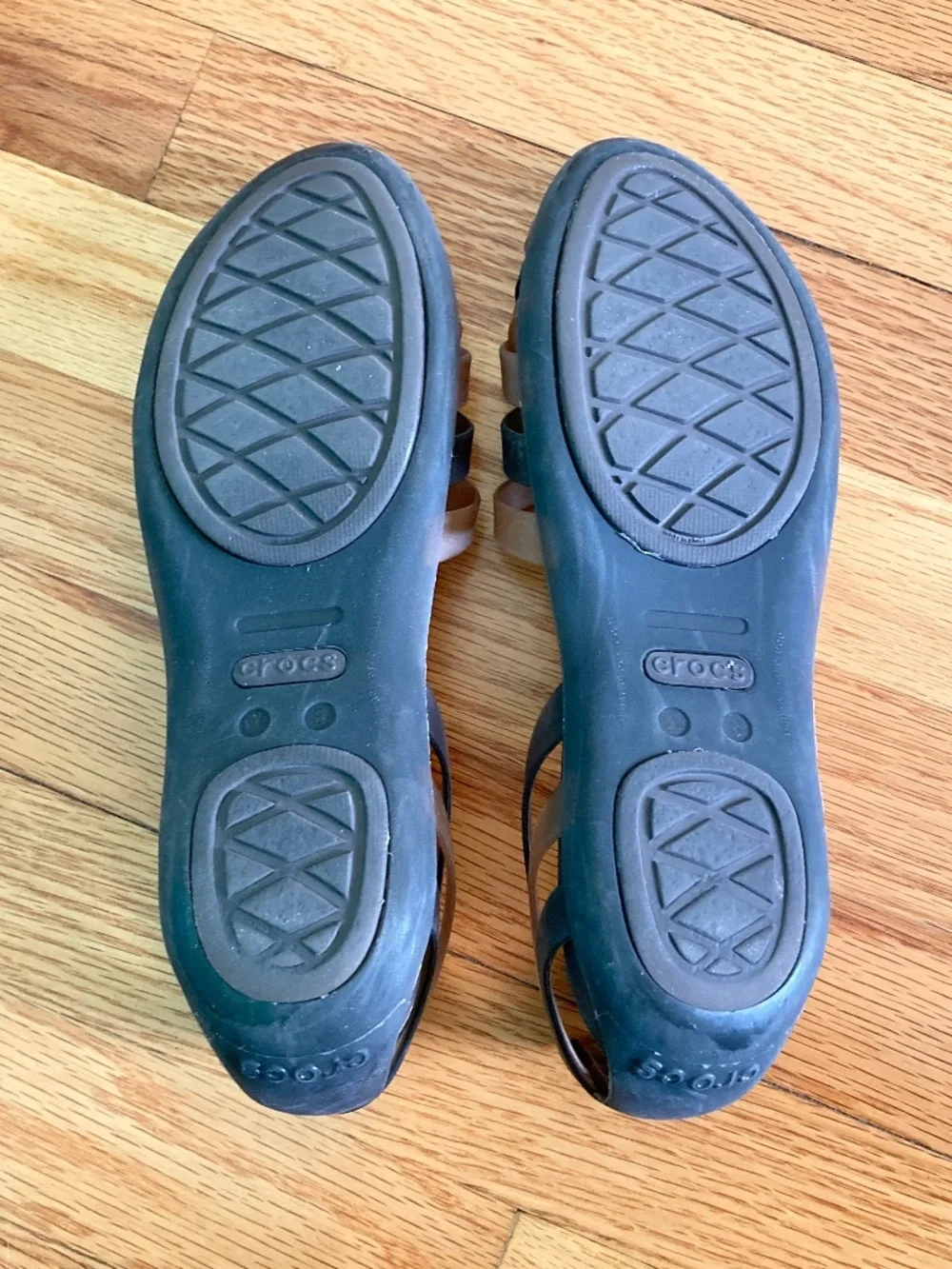 Women’s size 8 brown lattice Crocs sandals - Picture 2 of 5